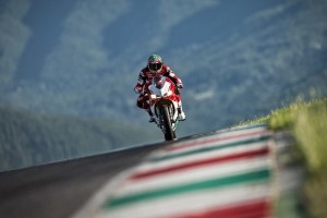 半岛体育全站-Faker回归赛场，爆冷首场状态亮眼，湖人观众沸腾！